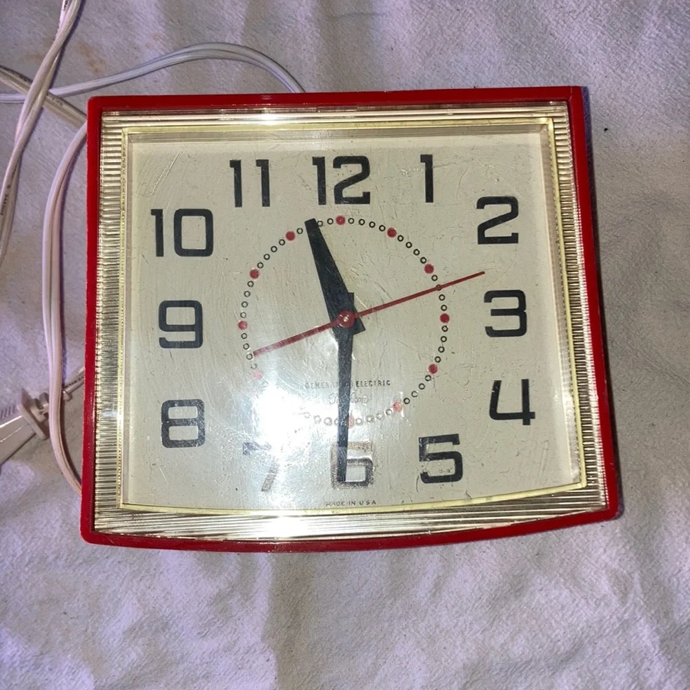 VINTAGE G.E. TELECHRON MODEL 2H1108 RED ELECTRIC WALL CLOCK-TESTED.